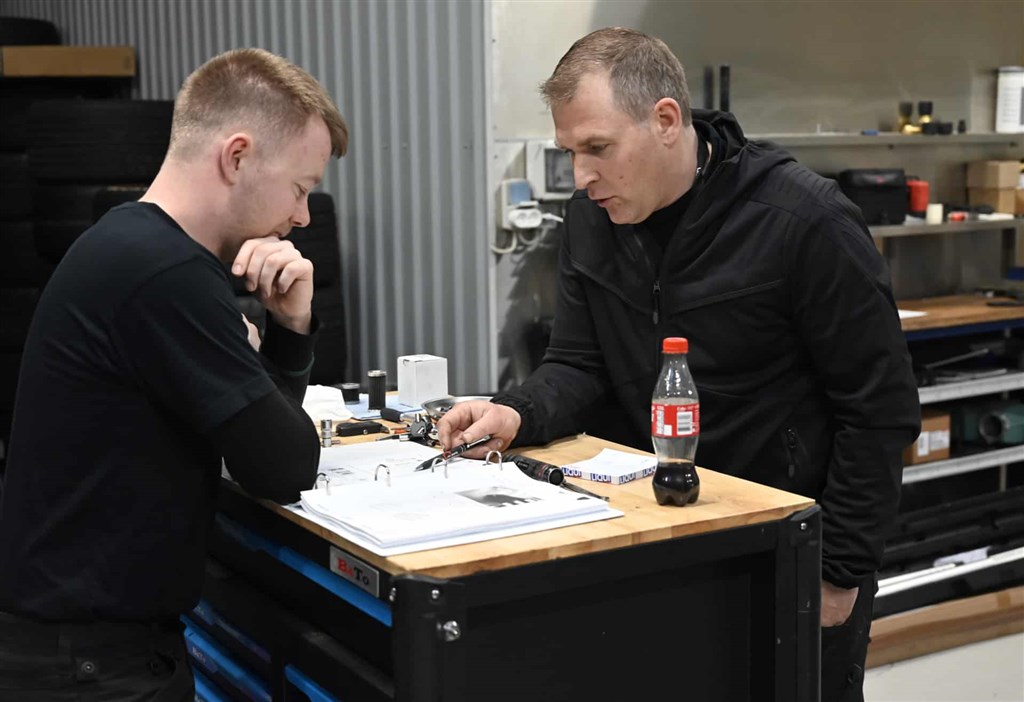 Chefmekaniker Brian Wede (t.r.) har været fast makker ved Ole Petersens side i mere end 10 år.
(Foto: Uwe Iwersen)